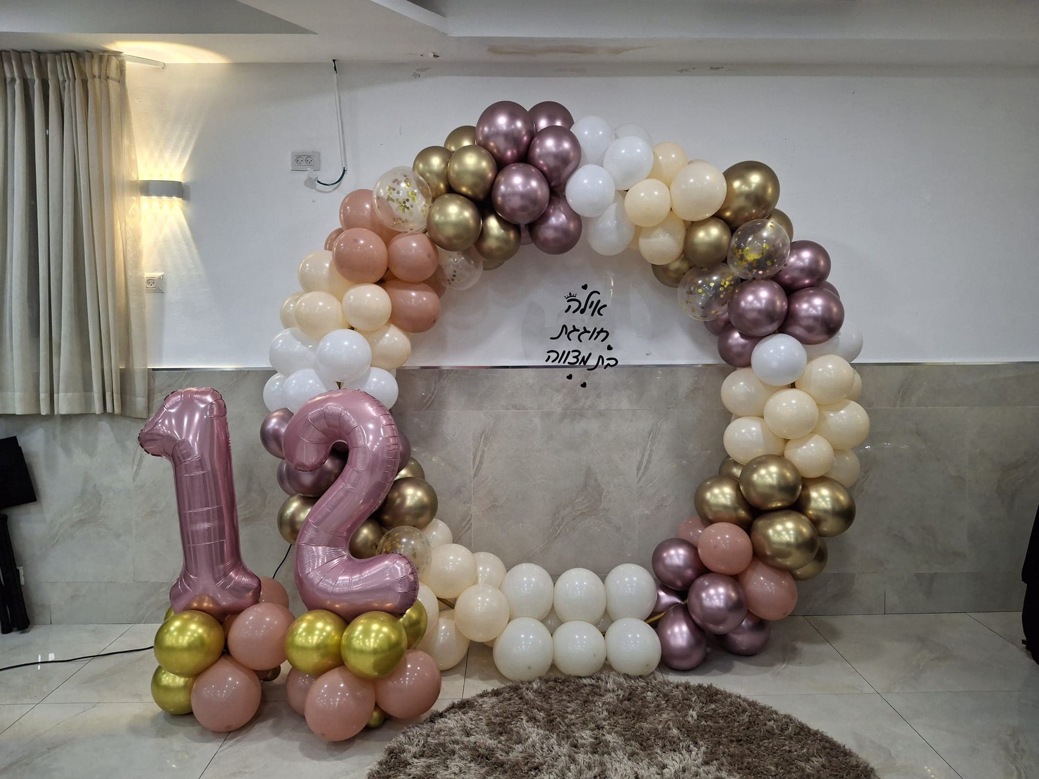 שער בלונים זהב-ורוד עם ספרה 12 לבת מצווה